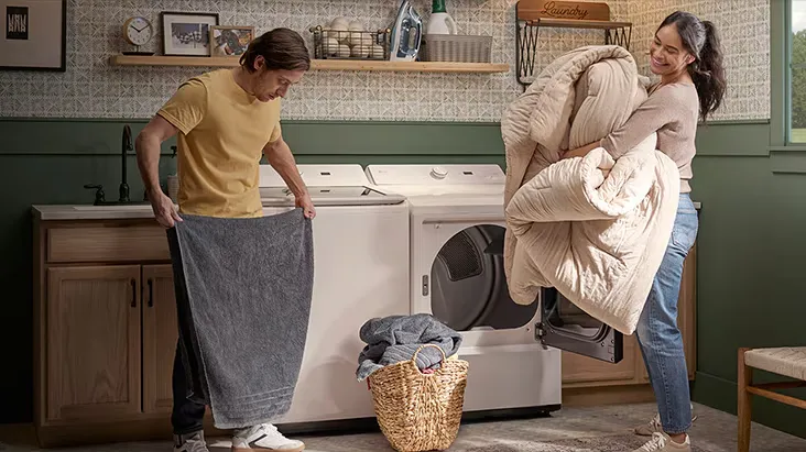 LG Reliability 16 lg washer dryer happy couple laundry energy savings 732x411 1
